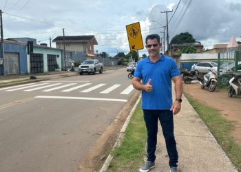 Faixa é instalada após pedido de Nilton Souza em frente à Escola Maria Aparecida
