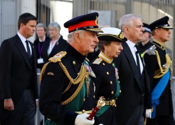 Rei Charles III se pronuncia após prisão do príncipe Andrew