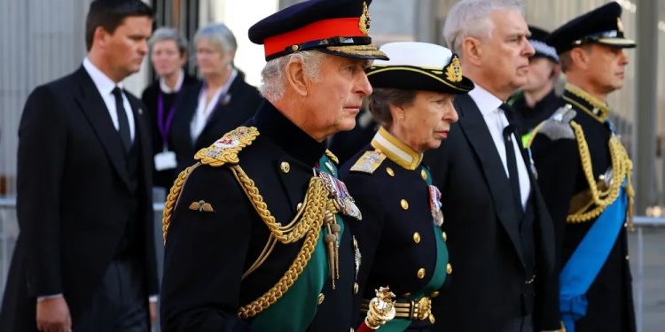 Rei Charles III se pronuncia após prisão do príncipe Andrew