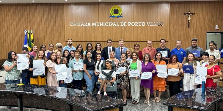 VEREADOR PASTOR BRUNO LUCIANO HOMENAGEIA APAE PORTO VELHO COM ENTREGA DE MOÇÃO DE APLAUSO