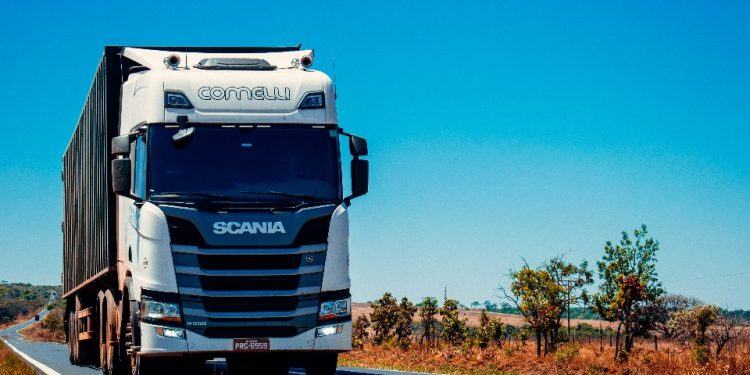 Caminhoneiros suspendem paralisação e retomam negociações com o governo