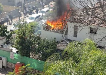 Irã e Hezbollah lançam ofensiva contra Israel e área residencial é atingida