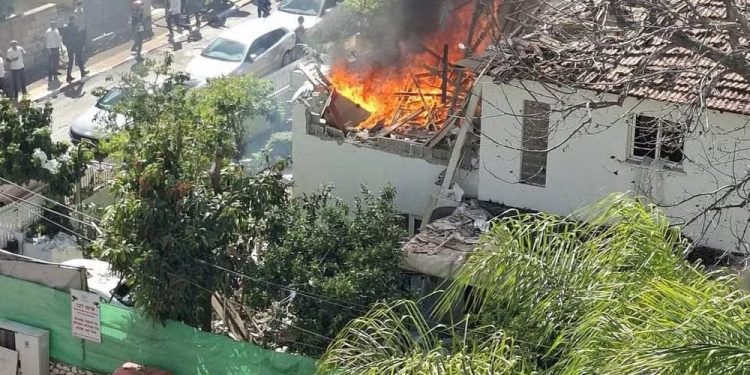 Irã e Hezbollah lançam ofensiva contra Israel e área residencial é atingida