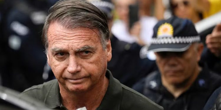Bolsonaro apresenta melhora clínica, mas segue internado na UTI em Brasília