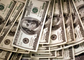 Dólar despenca e atinge menor valor em dois anos; bolsa brasileira dispara e bate recorde