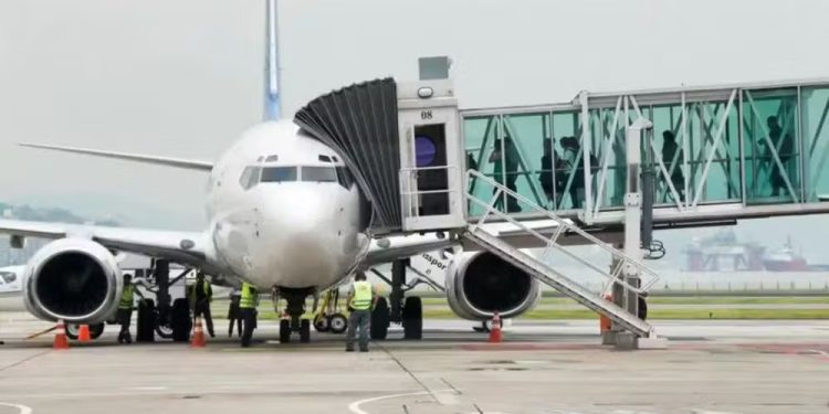 Governo avalia zerar imposto sobre combustível de avião para conter alta nas passagens