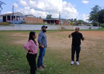 Vereador Wanoel Martins solicita iluminação para campo do bairro Triângulo após vistoria técnica da Emdur