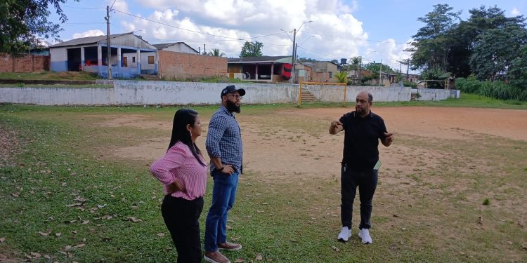 Vereador Wanoel Martins solicita iluminação para campo do bairro Triângulo após vistoria técnica da Emdur