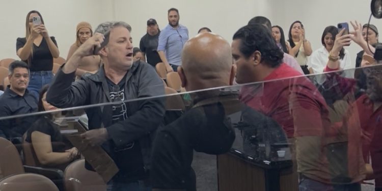EM PRIMEIRA MÃO: Protesto contra vereador Breno Mendes desencadeou tumulto na Câmara de Porto Velho