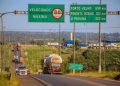 ATENÇÃO: tombamento de veículo interdita totalmente trecho da BR-364 sentido Porto Velho