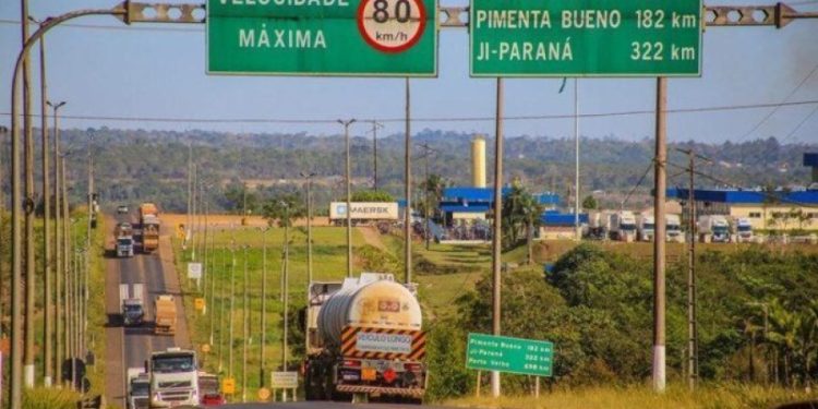 ATENÇÃO: tombamento de veículo interdita totalmente trecho da BR-364 sentido Porto Velho
