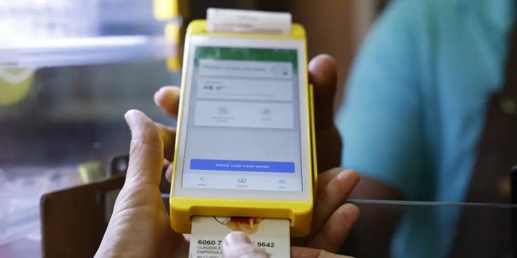 Fim da trava no vale-refeição: trabalhador poderá usar cartão em qualquer maquininha do país