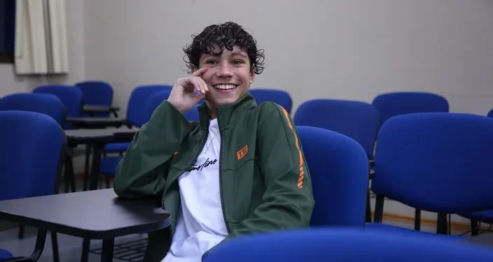 Aluno superdotado de 12 anos inicia faculdade após tirar nota máxima em vestibular no RS