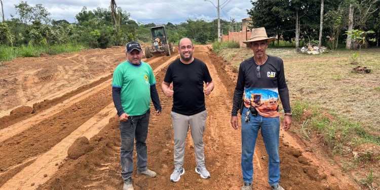 Vereador Wanoel Martins acompanha obras de recuperação no Ramal São Sebastião, na zona rural de Porto Velho