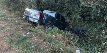 Idoso perde controle de caminhonete ao tentar evitar batida e sofre capotamento na BR-364 em Jaru