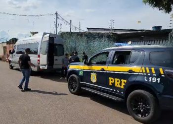 PRF resgata grupo de 17 venezuelanos às margens da BR-364 e encaminha refugiados para Porto Velho