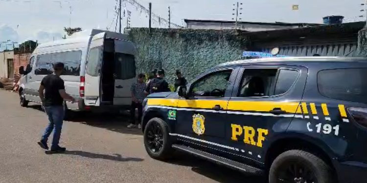 PRF resgata grupo de 17 venezuelanos às margens da BR-364 e encaminha refugiados para Porto Velho