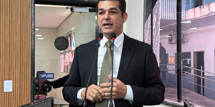 Vereador Adalto denuncia caos no transporte escolar e cobra solução imediata para falta de combustível em ônibus de União Bandeirantes