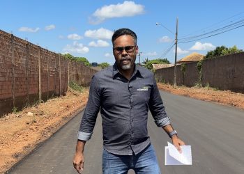 Dr. Santana fiscaliza início da pavimentação da Rua Humaitá e solicita asfalto para a Rua Borba