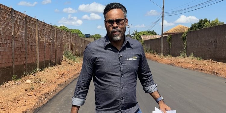 Dr. Santana fiscaliza início da pavimentação da Rua Humaitá e solicita asfalto para a Rua Borba